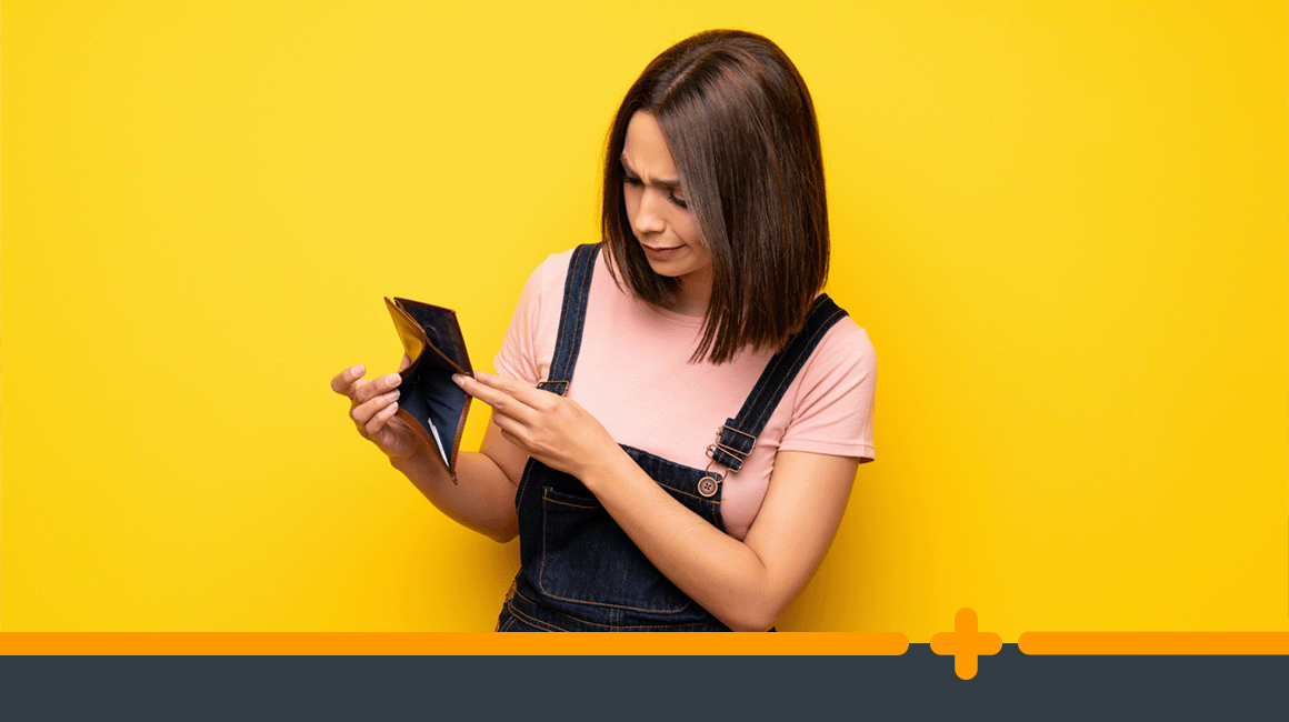 kobieta zaglądająca do pustego portfela na żółtym tle