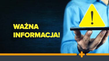 Osoba trzymająca telefon z żółtym trójkątem ostrzegawczym i napisem „WAŻNA INFORMACJA!”