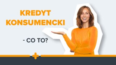 Uśmiechnięta kobieta w pomarańczowej bluzce wskazująca na napis „Kredyt konsumencki – co to?”